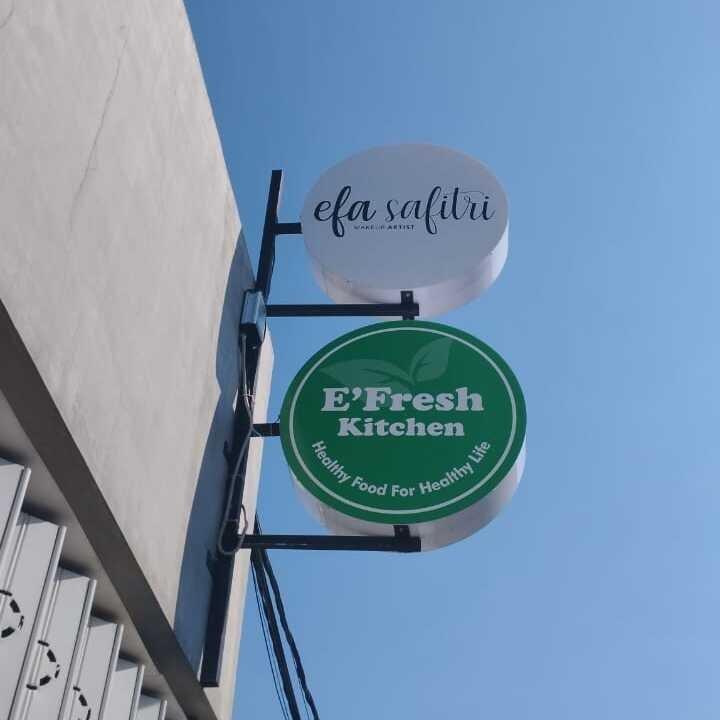 Layanan advertising neon box, LED signage, huruf timbul, dan branding toko